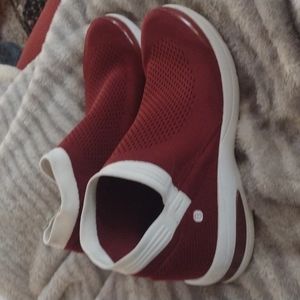 Bzees slip-on boots, maroon size 8.5